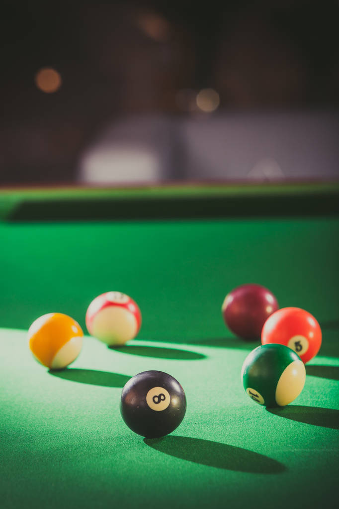Snooker palla sul tavolo da biliardo
 - Foto, immagini