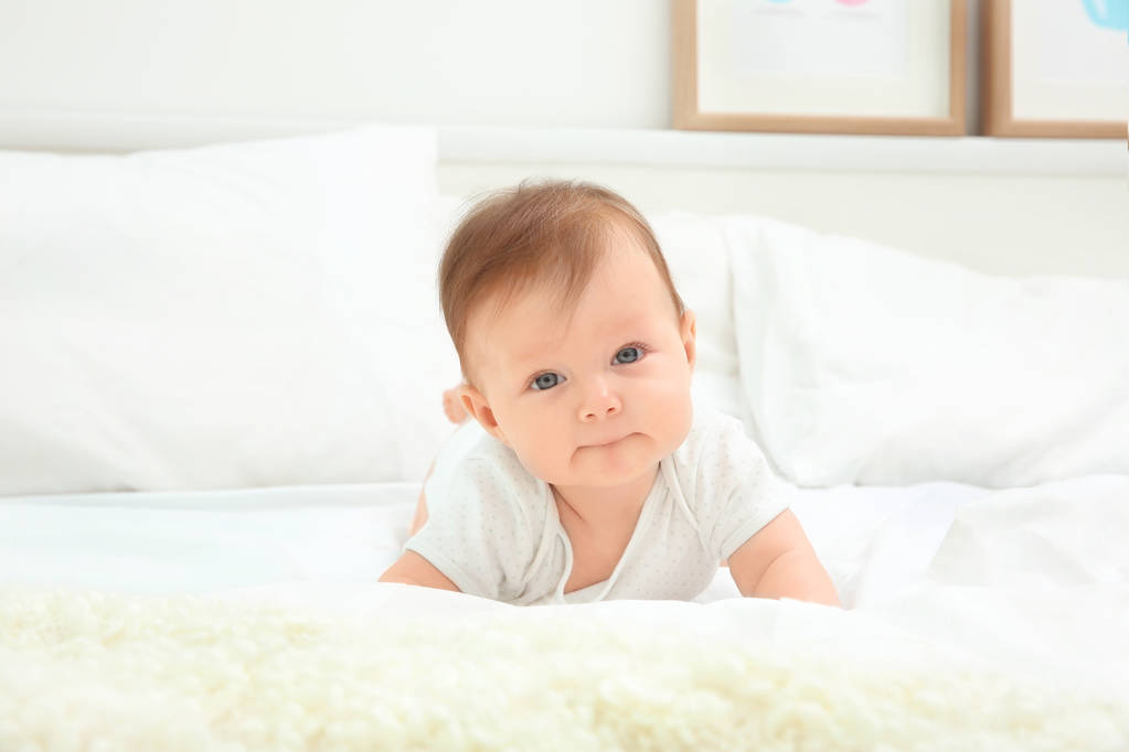 Lindo bebé acostado en la cama
 - Foto, Imagen