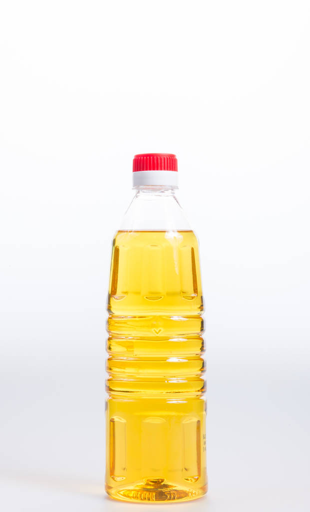 olio o olio in bottiglia di plastica sullo sfondo
. - Foto, immagini