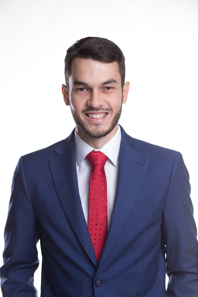 Πορτρέτο του Καυκάσου επιχειρηματίας με κόκκινη γραβάτα σε λευκό φόντο - Φωτογραφία, εικόνα