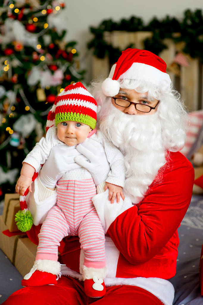 bambino tra le braccia di Babbo Natale
 - Foto, immagini