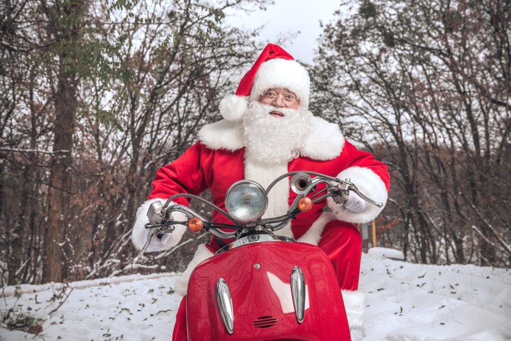 Santa Claus montando en scooter
 - Foto, imagen