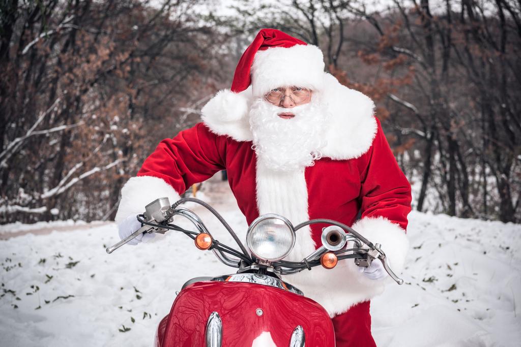 Santa Claus montando en scooter
 - Foto, Imagen