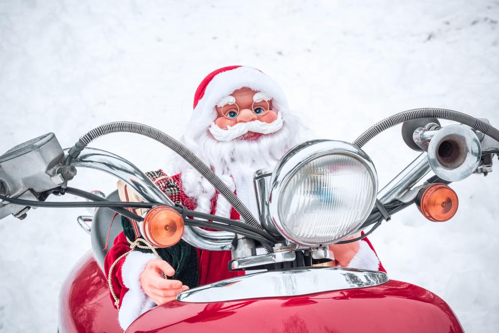 Santa Claus speelgoed rijden op scooter  - Foto, afbeelding