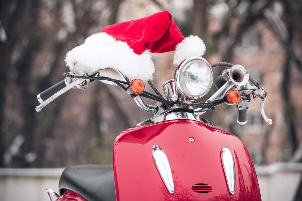 Chapeau Santa sur scooter rouge
   - Photo, image