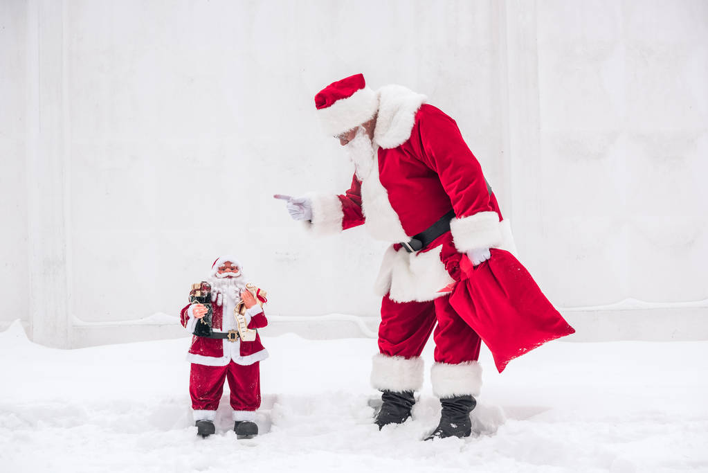 Weihnachtsmann schimpft auf den kleinen Weihnachtsmann   - Foto, Bild