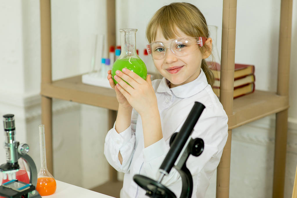 Nuori tyttö tekee tieteen kokeita
 - Valokuva, kuva