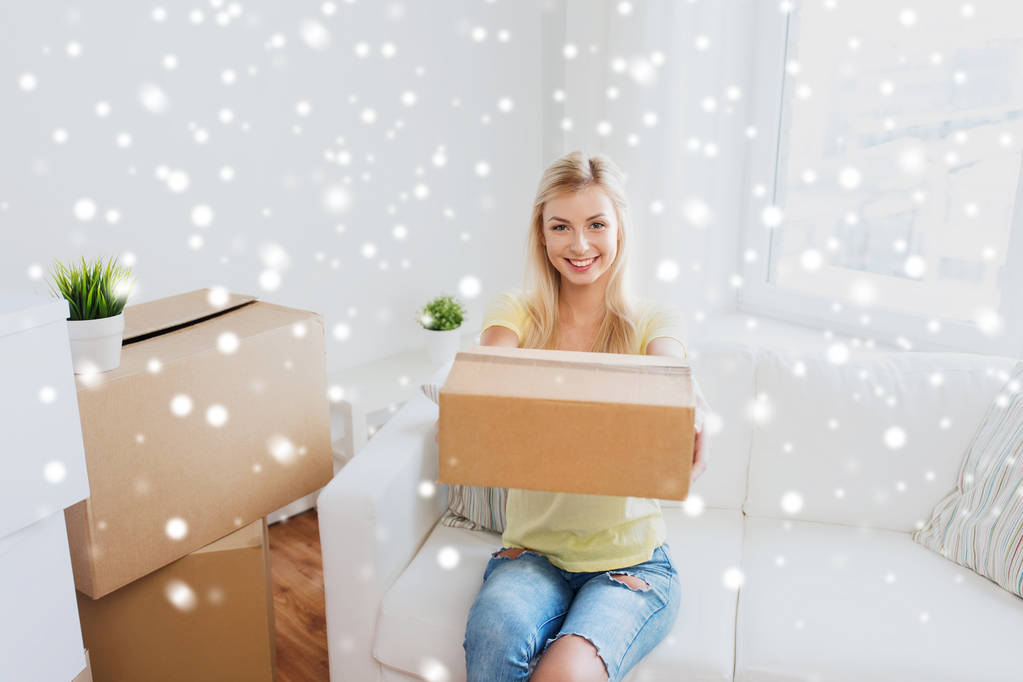 smiling young woman with cardboard box at home - Photo, Image