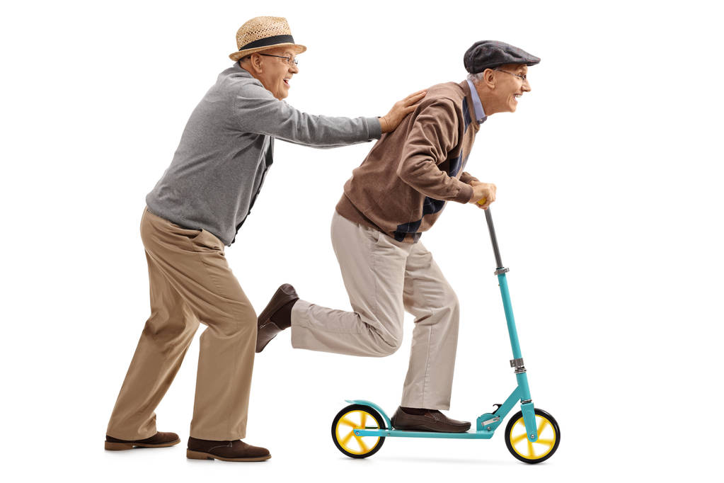 Mature homme poussant un autre homme sur un scooter
 - Photo, image