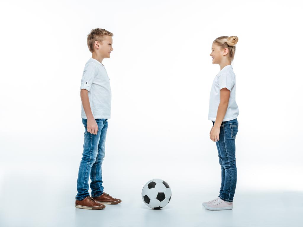 サッカー ボールを持って立っている兄弟  - 写真・画像