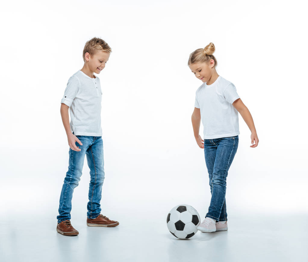 Lachende kinderen spelen met voetbal - Foto, afbeelding