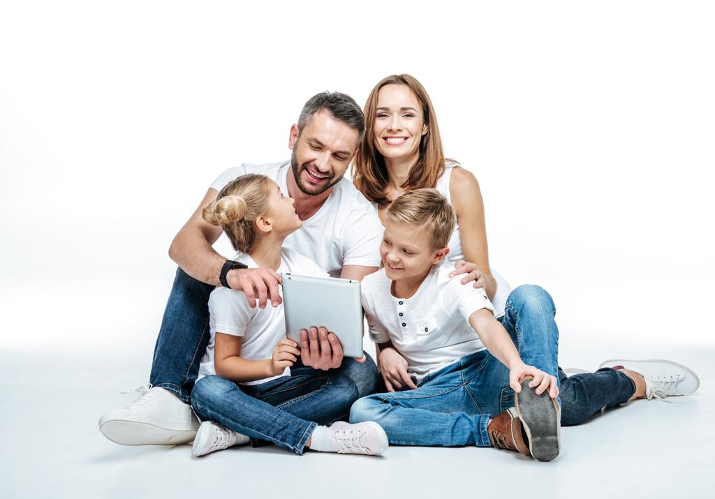 Familia sonriente usando tableta digital
 - Foto, imagen