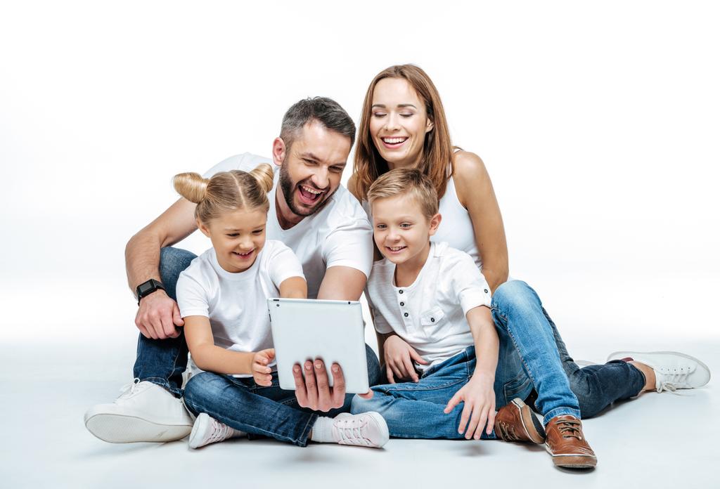 Lächelnde Familie mit digitalem Tablet - Foto, Bild