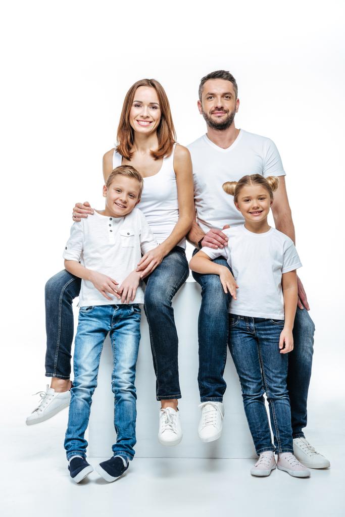 Ευτυχείς γονείς με τα παιδιά στα λευκά μπλουζάκια  - Φωτογραφία, εικόνα