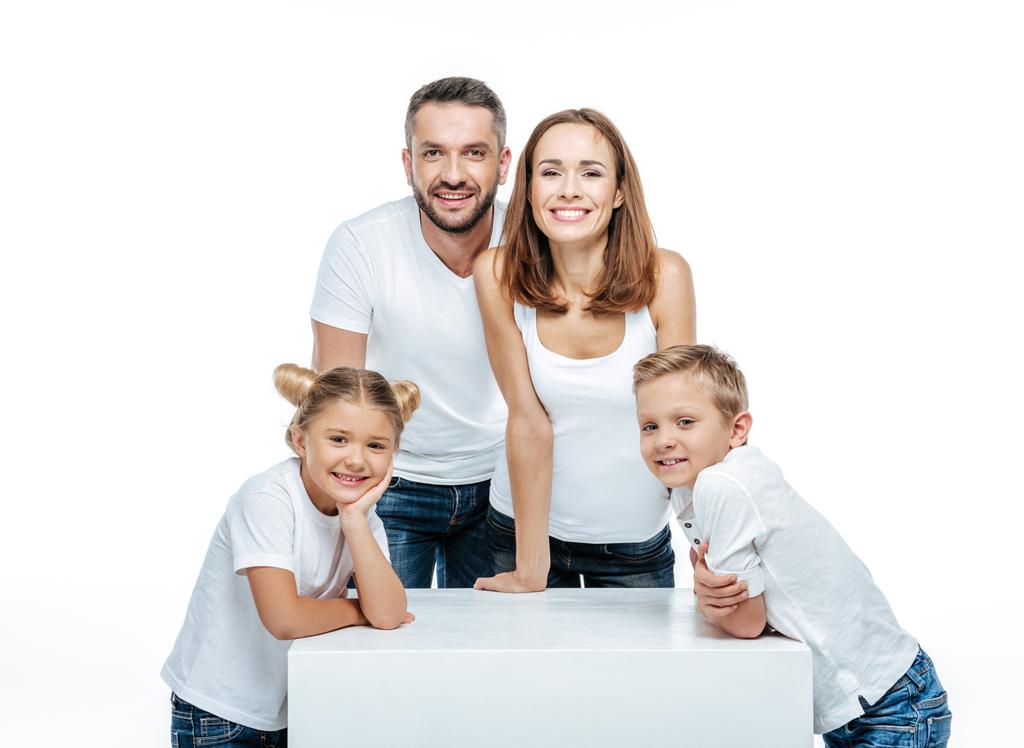 Щаслива сім'я з двома дітьми
 - Фото, зображення