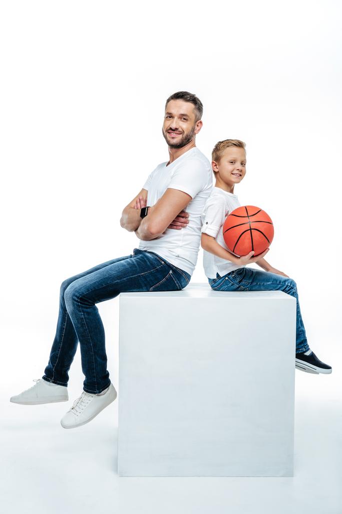 Père et fils assis avec ballon de basket
  - Photo, image