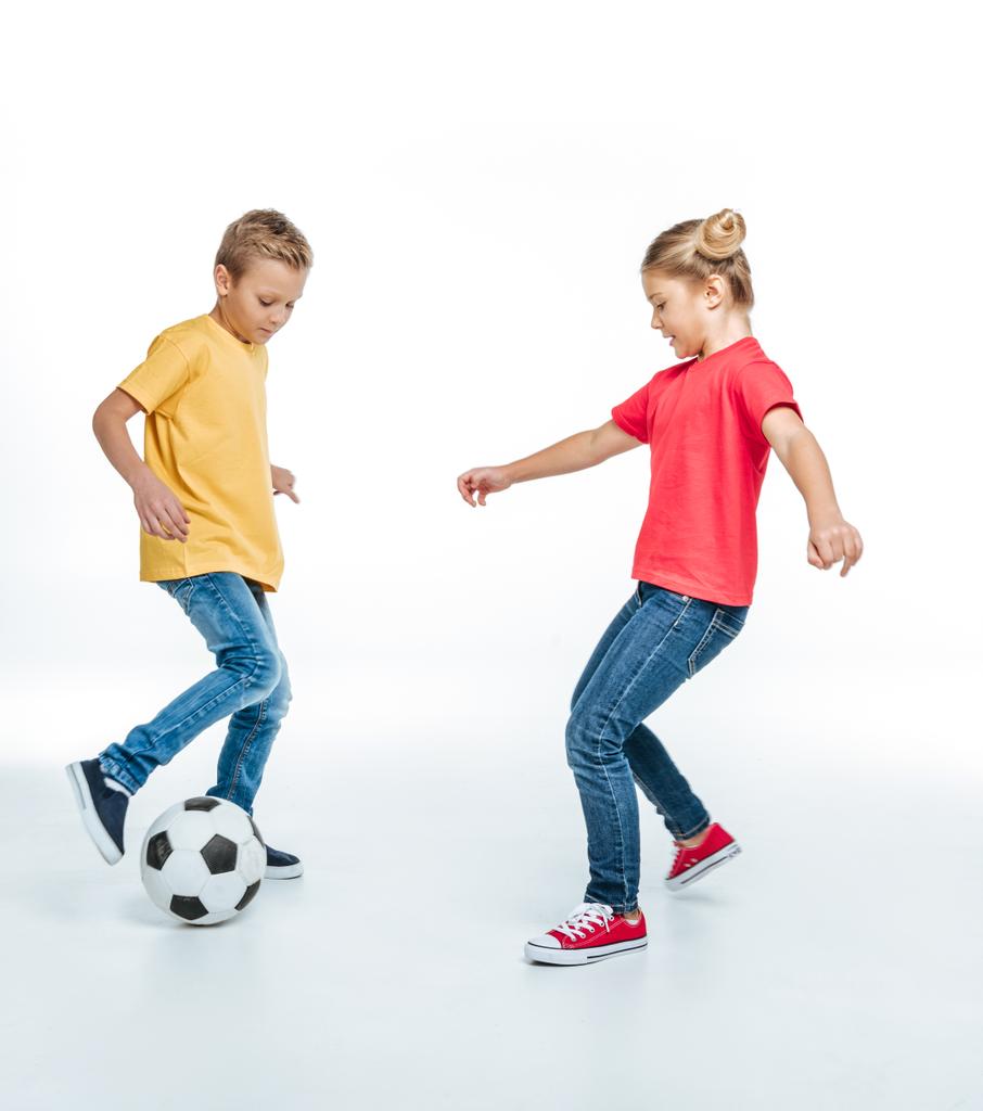 Geschwister spielen mit Fußball - Foto, Bild