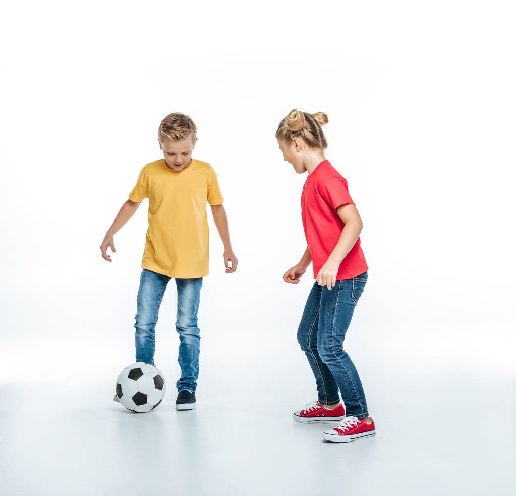 sourozenci hrát s fotbalovým míčem - Fotografie, Obrázek