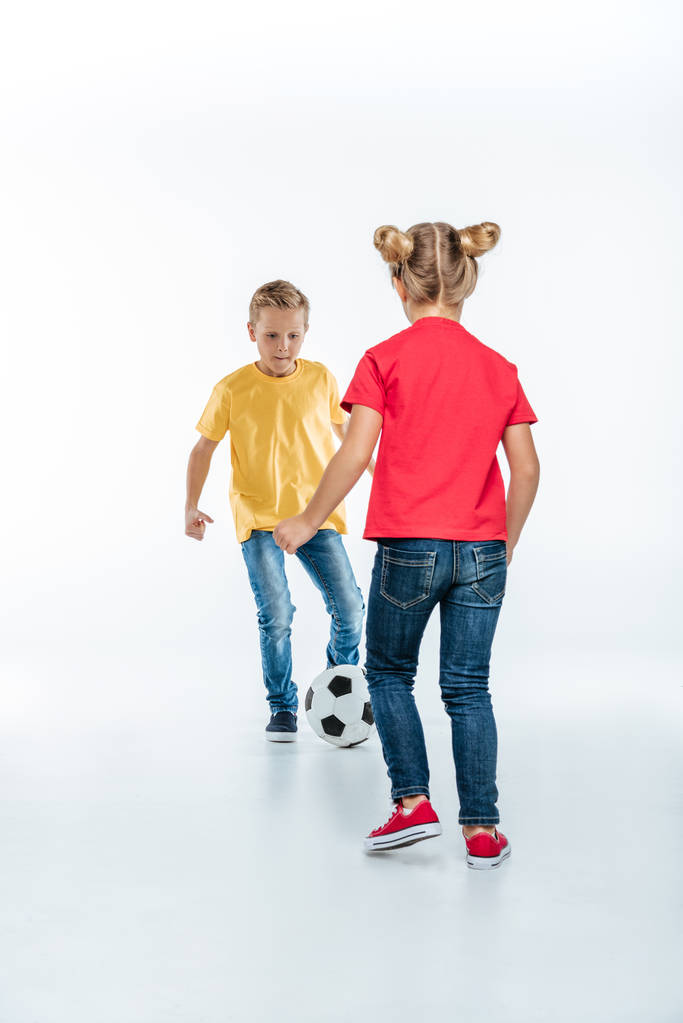 rodzeństwo, grając z piłki nożnej - Zdjęcie, obraz