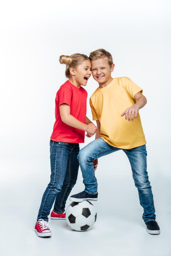 Geschwister stehen mit Fußball - Foto, Bild
