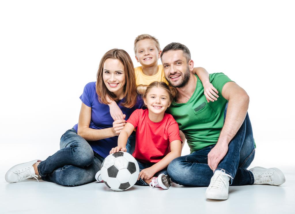 Famille heureuse avec ballon de football
 - Photo, image