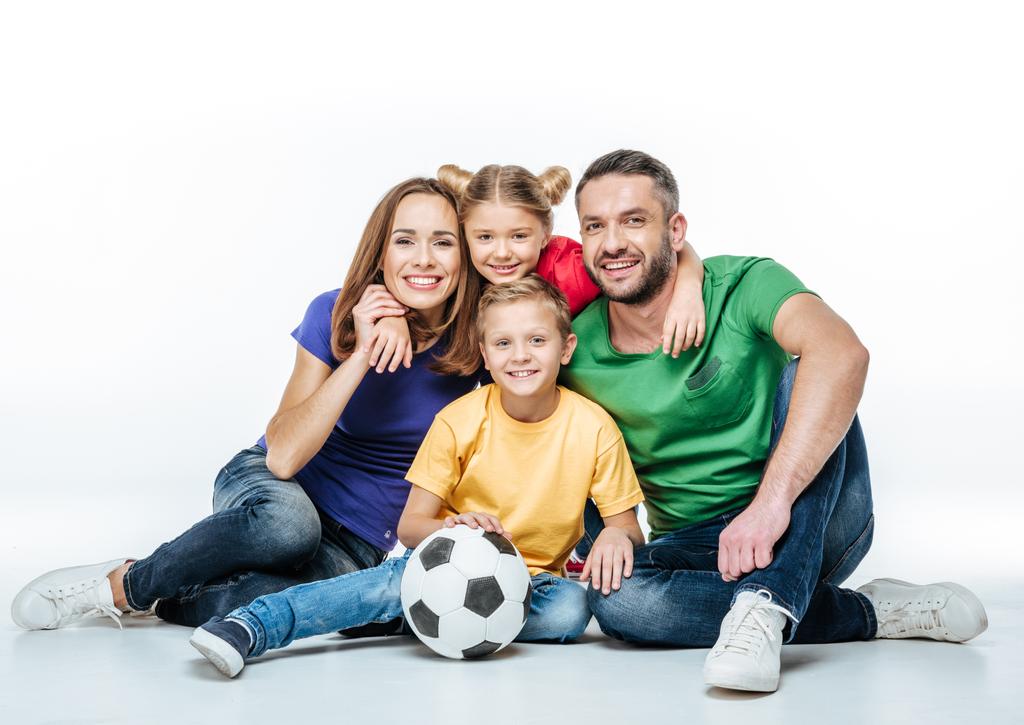 Счастливая семья с футбольным мячом
 - Фото, изображение