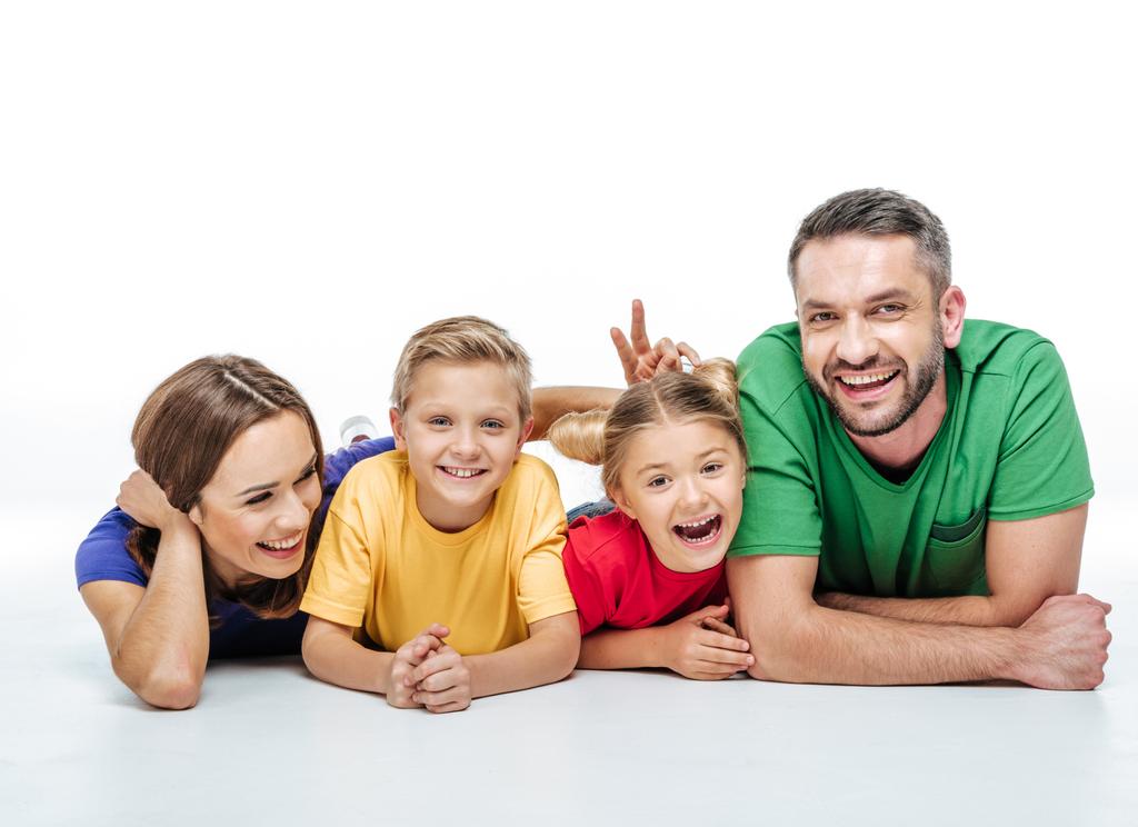 Onnellinen perhe värillisessä t-paidassa
 - Valokuva, kuva