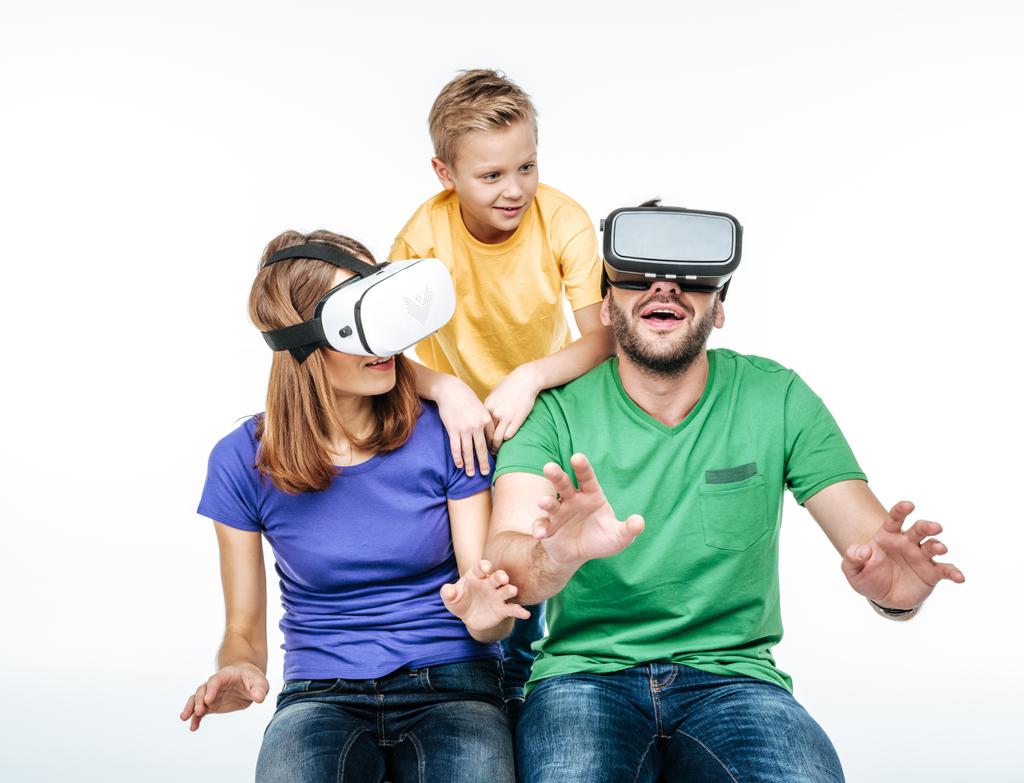 Familie met behulp van virtuele realiteit headsets - Foto, afbeelding
