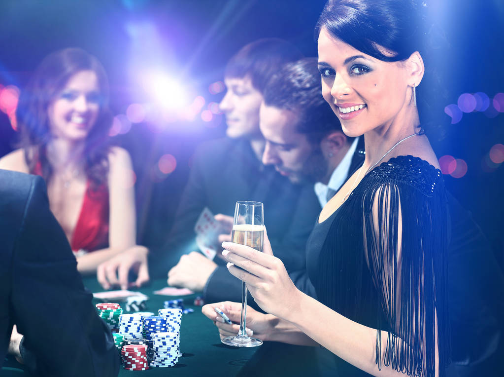 Πόκερ παίκτες που κάθονται στο καζίνο - Φωτογραφία, εικόνα