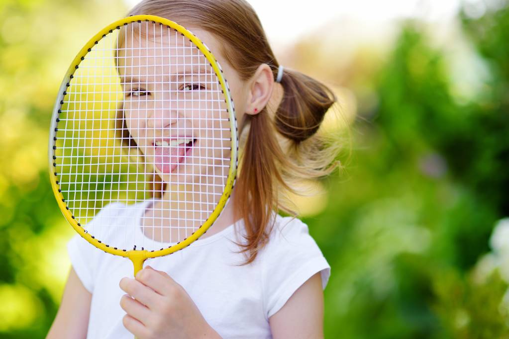 Menina jogando badminton
  - Foto, Imagem