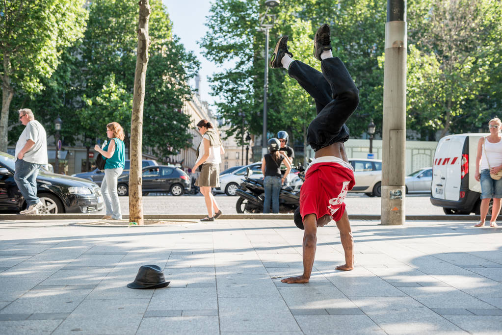 Paříž, Francie - 25. května, 2012:Modern tanečník aby zůstatek na zbraní na ulici champs elysees, Francie. Městský životní styl. Hip-hop generace. - Fotografie, Obrázek