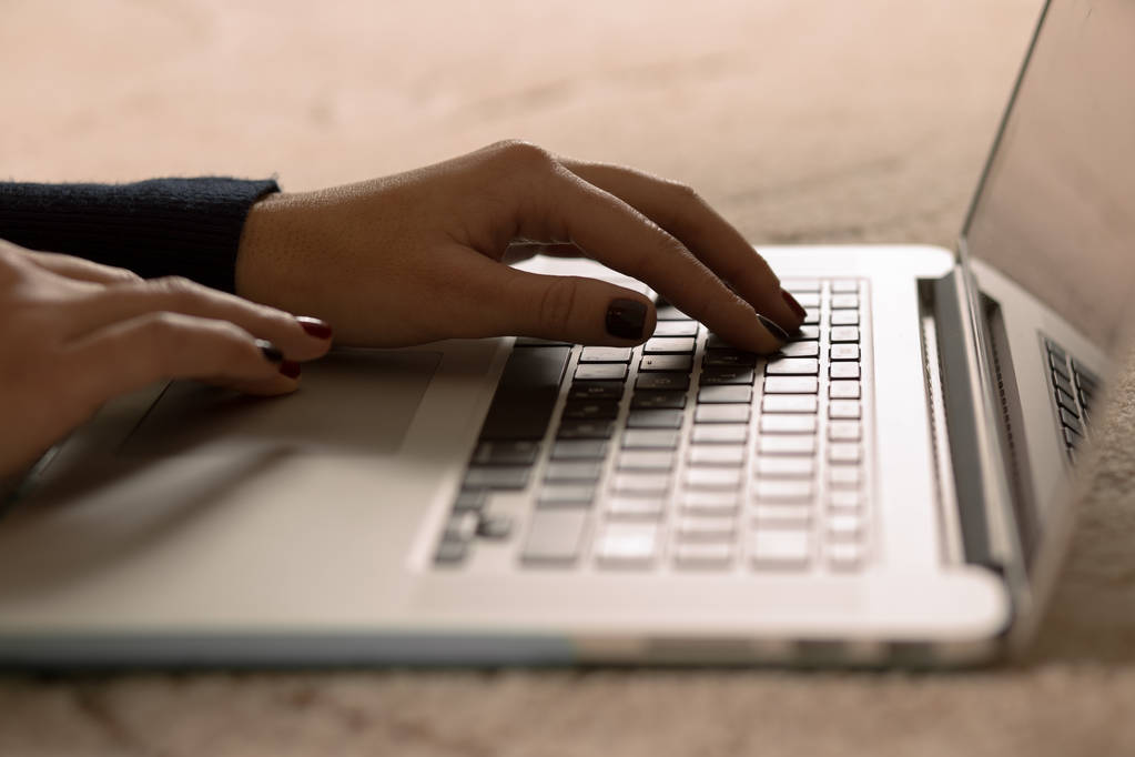 Zbliżenie dłoni kobiecej pracy na laptopie - Zdjęcie, obraz