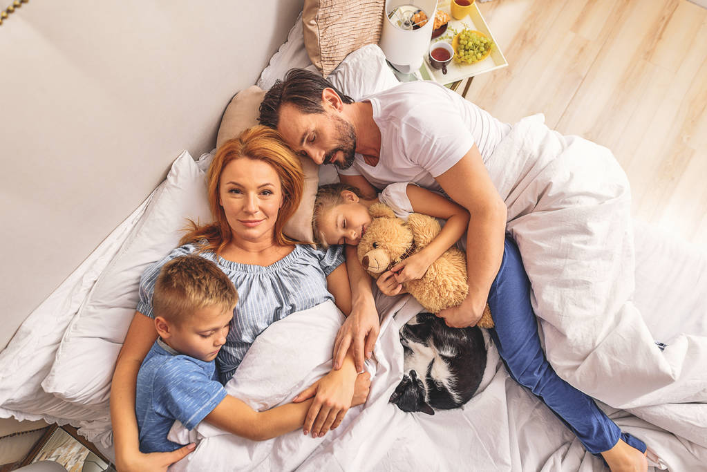 sevgi dolu aile birlikte uyumak - Fotoğraf, Görsel