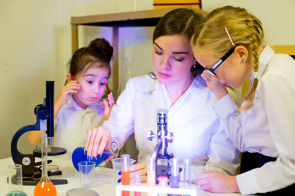 Kinder machen naturwissenschaftliche Experimente - Foto, Bild