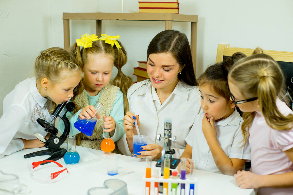 Kinder machen naturwissenschaftliche Experimente - Foto, Bild