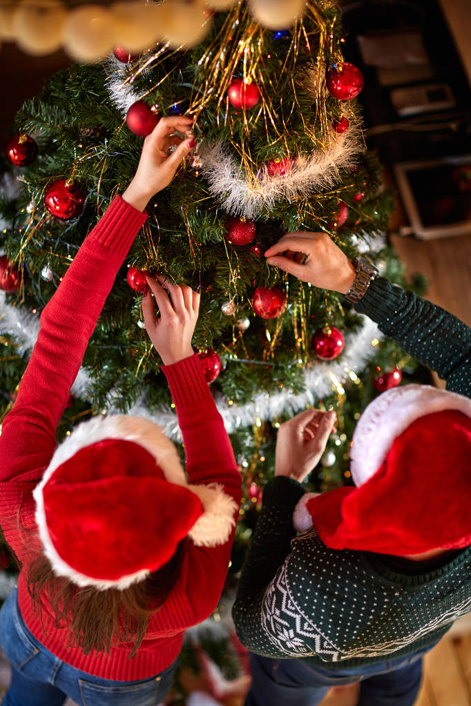 coppia Decorare l'albero di Natale per il periodo natalizio
 - Foto, immagini