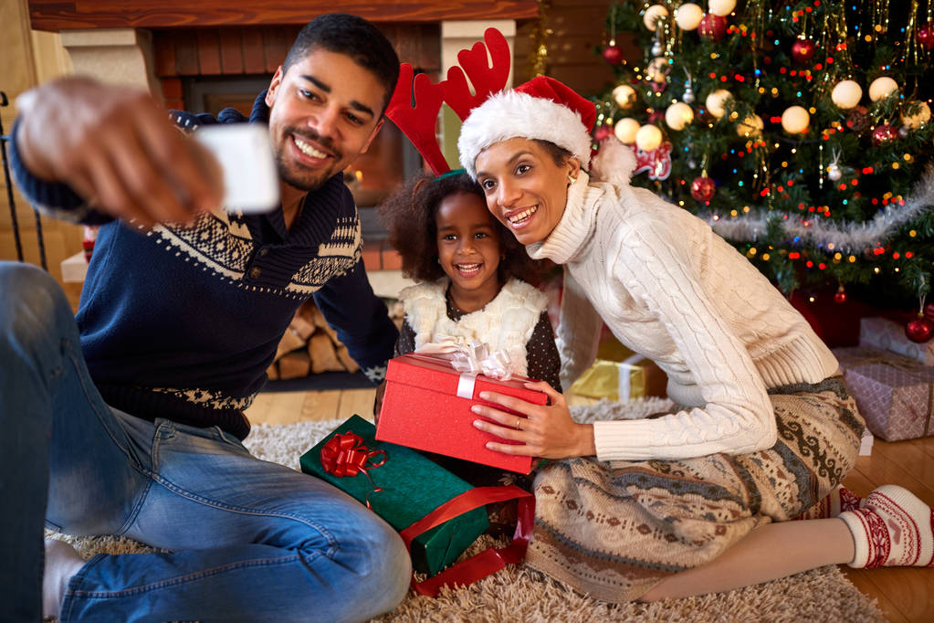 Αφρο αμερικανικό οικογένεια κάνοντας selfie για τα Χριστούγεννα - Φωτογραφία, εικόνα