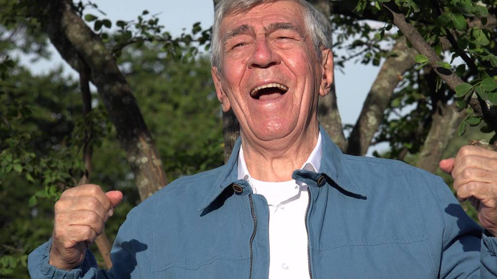 Щасливі схвильований старий чоловік на відкритому повітрі - Фото, зображення