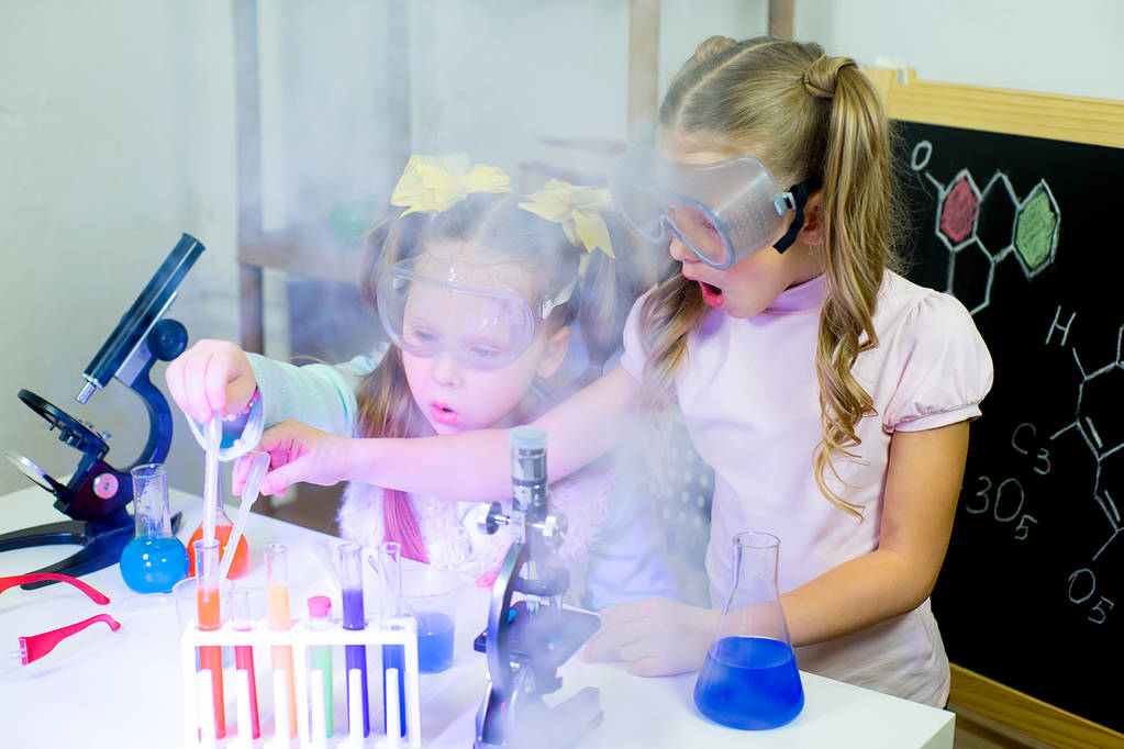 діти роблять наукові експерименти
 - Фото, зображення