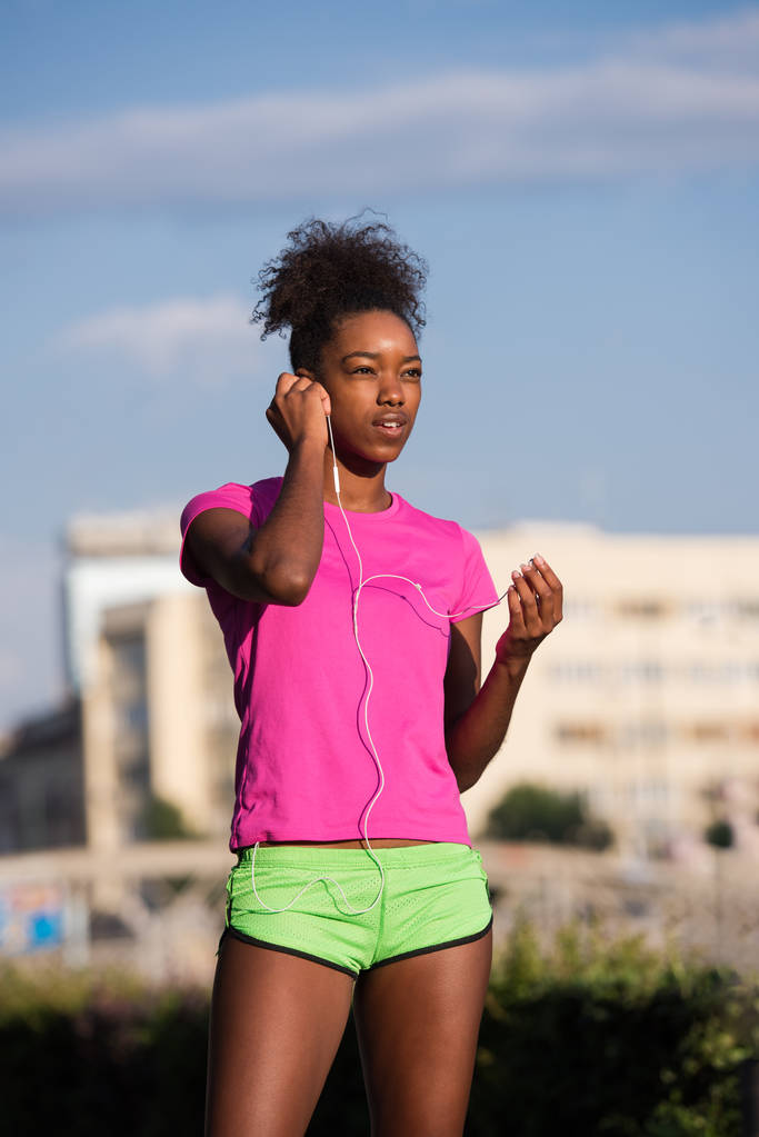 Joven mujer afroamericana corriendo al aire libre
 - Foto, Imagen