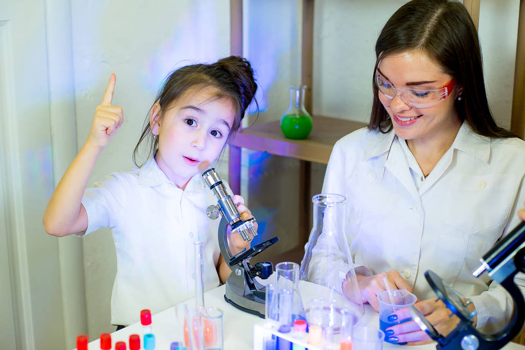 niños haciendo experimentos científicos
 - Foto, imagen