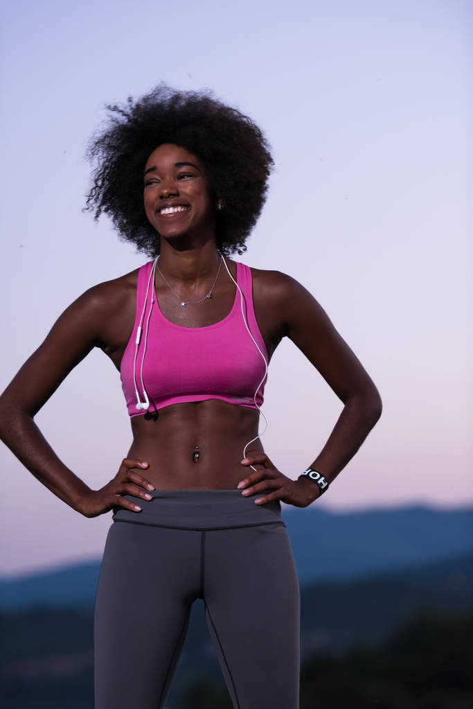 ritratto di donna afro-americana che fa jogging nella natura
 - Foto, immagini