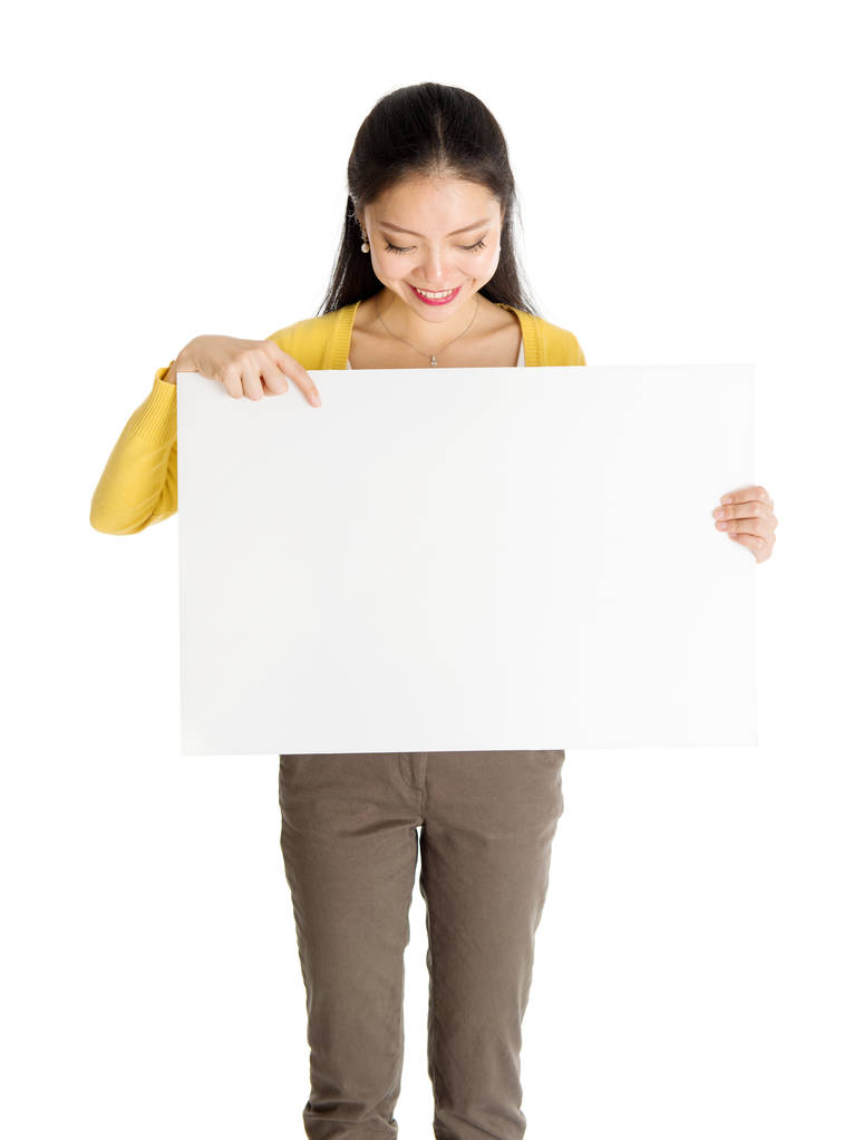 Mujer asiática sosteniendo tarjeta de papel blanco
 - Foto, Imagen