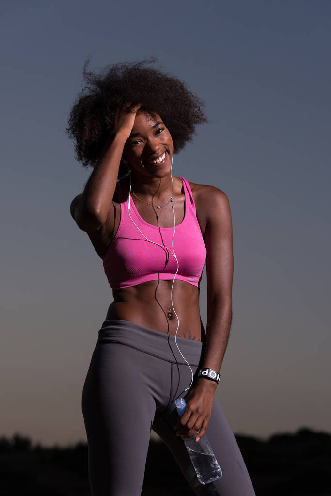 アフリカ系アメリカ人の女性が自然にジョギング - 写真・画像