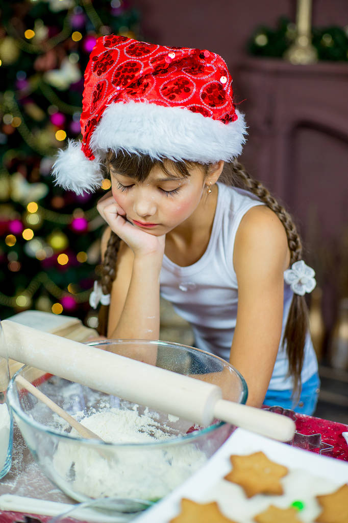 crianças fazendo biscoitos de Natal
 - Foto, Imagem