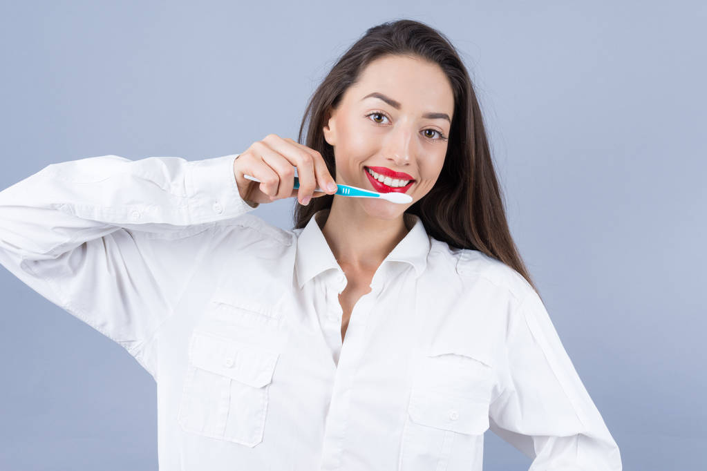 mooie vrouw met tandenborstel  - Foto, afbeelding