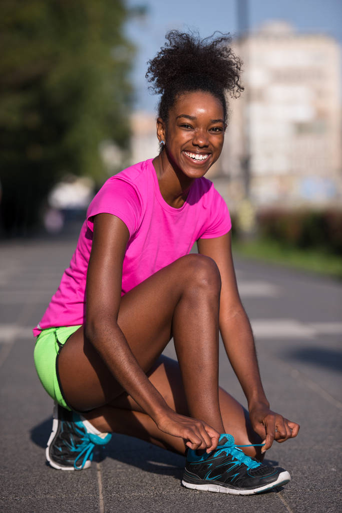 African american kobieta runner dokręcania Sznurowadło buta - Zdjęcie, obraz