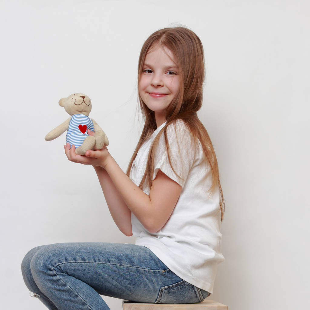 Adorável menina segurando brinquedo ursinho de pelúcia
 - Foto, Imagem