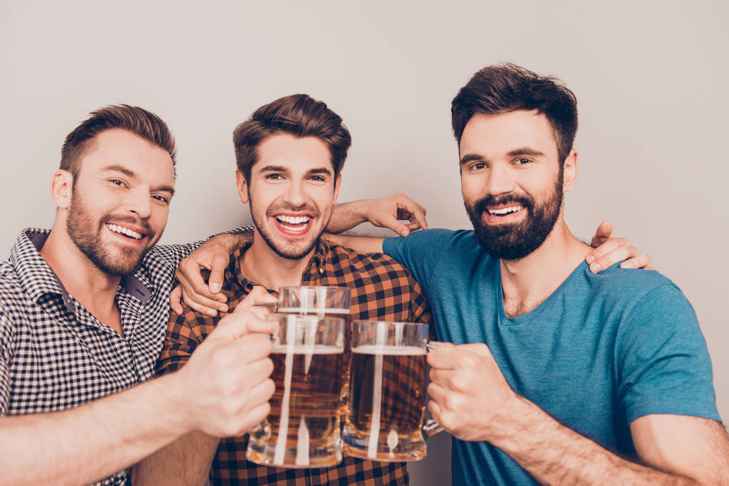 Portrét tří hezcí muži cinkání sklenic piva - Fotografie, Obrázek