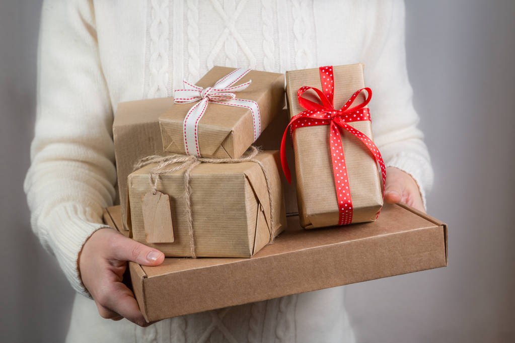 Feminino segurando pilha de presentes de Natal
 - Foto, Imagem